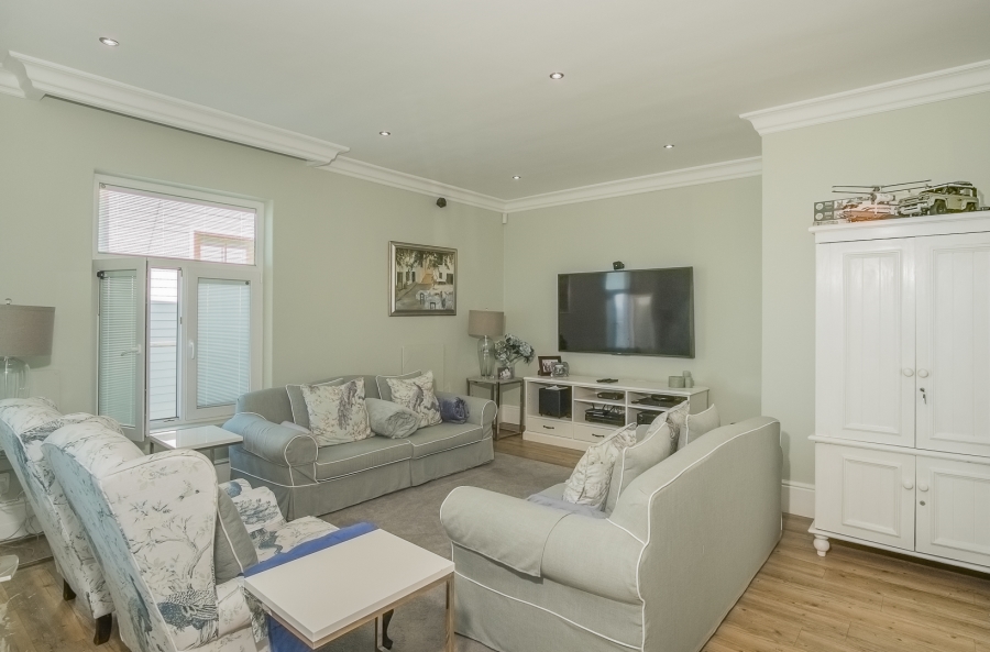 7 Bedroom Property for Sale in Cairnside Western Cape